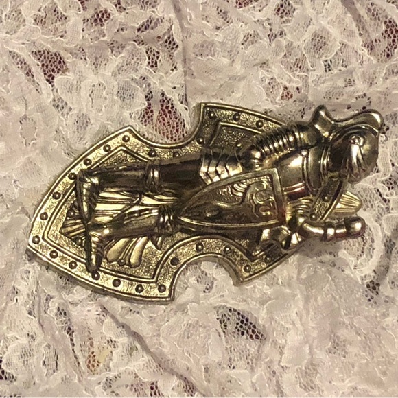 Vintage medieval knight in armour paper clip, 70s , heavy plastic- gently used - Picture 9 of 9